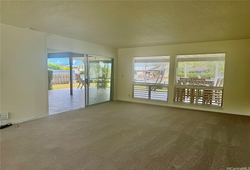 Large Living room opens to lanai