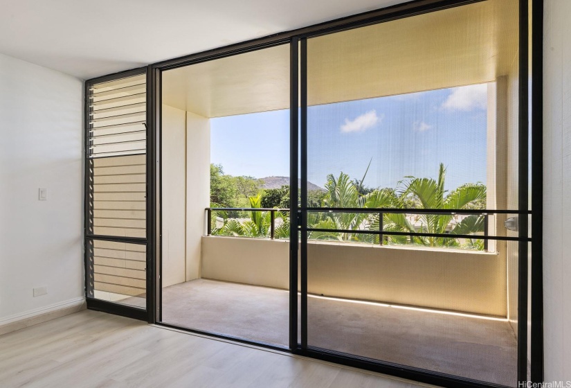 Dine al Fresco on your spacious lanai.