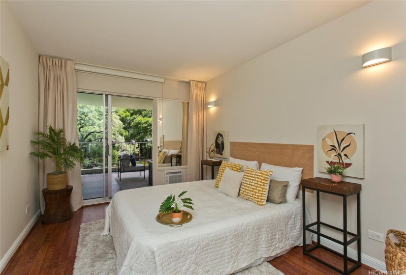 Bright guest bedroom with access to lanai.