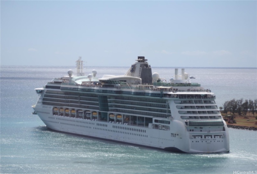 Cruise ships Honolulu Harbor entrance