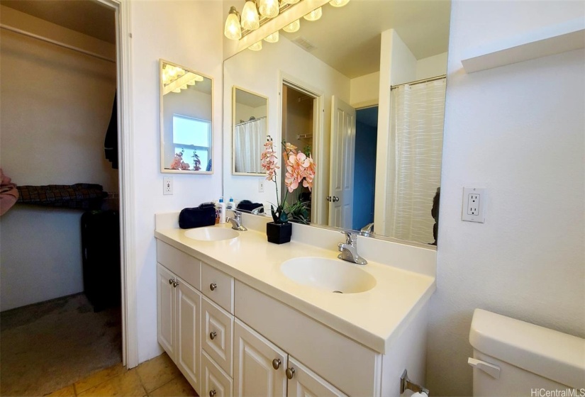 ENSUITE BATH & WALK IN CLOSET