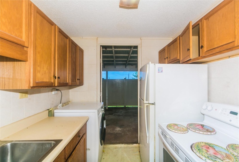 Looking from kitchen to covered lanai