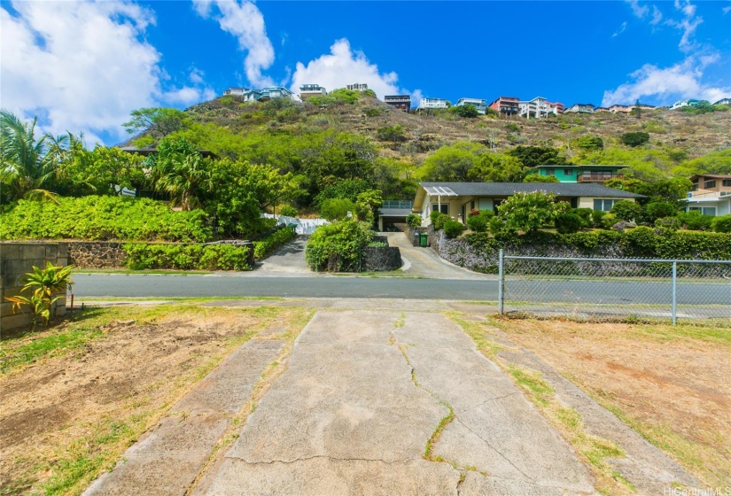 Mountainous views and plenty of street parking available on Hao Street.