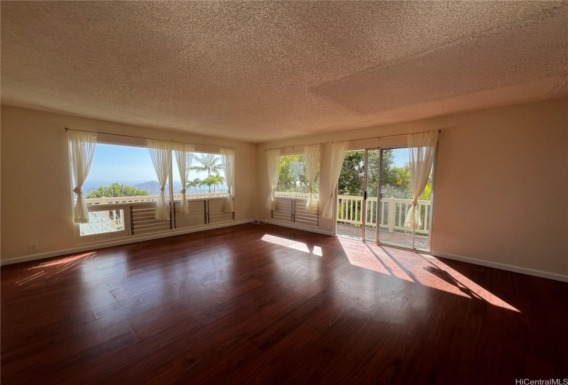 Huge 2nd floor living & dining space