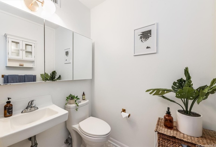 Hallway bathroom with shower/tub combo