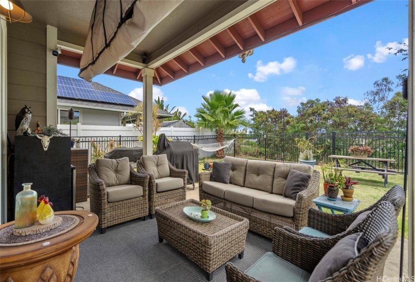 Covered Lanai - perfect for Sunday Football