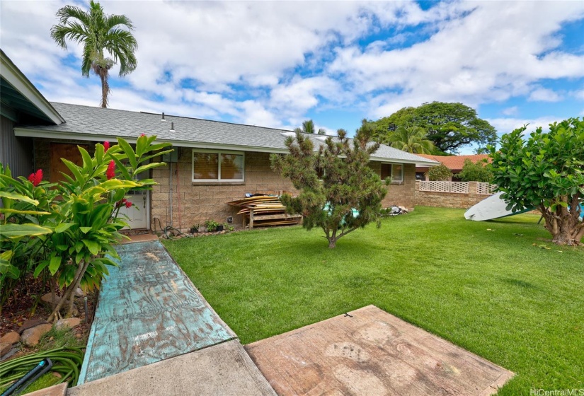 Spacious Front Yard