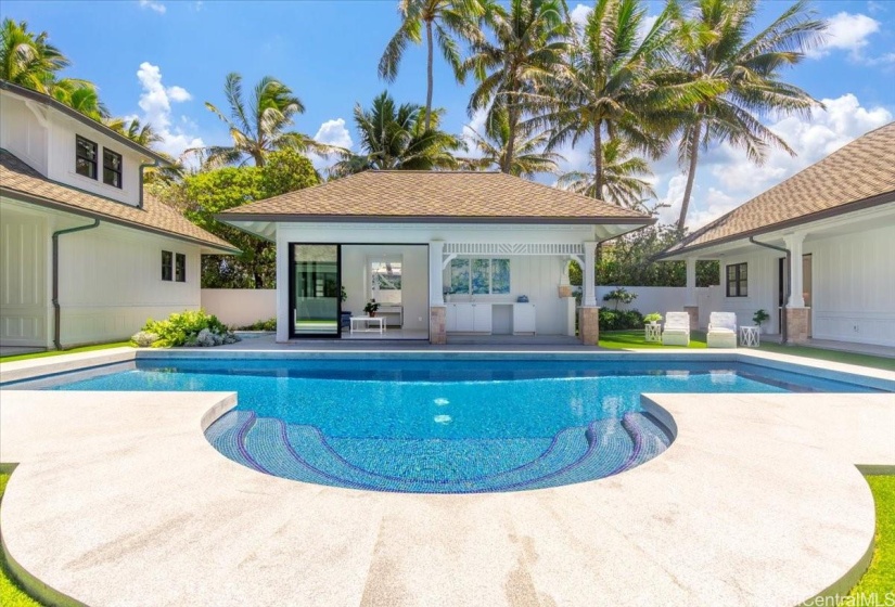 Pool house with ensuite bath