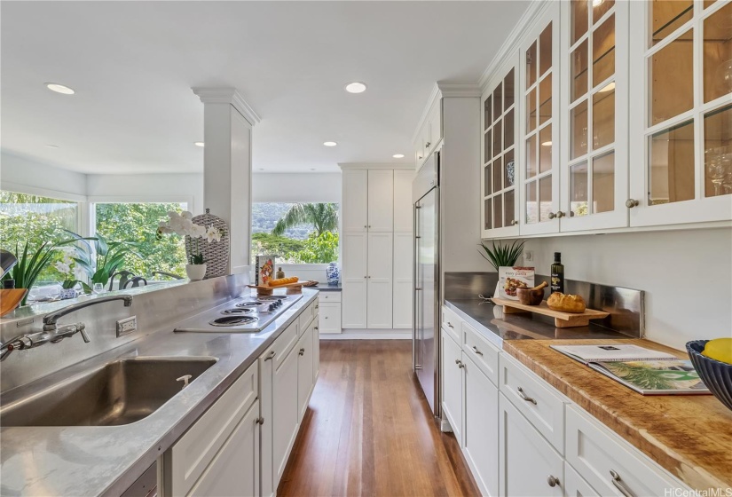 Kitchen- to the right is the covered lanai