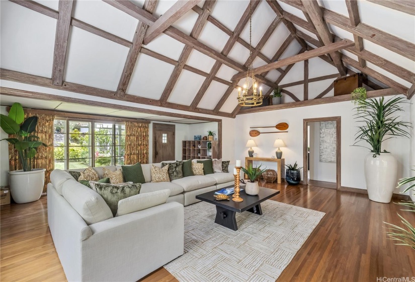 Main living room facing entry to bedrooms