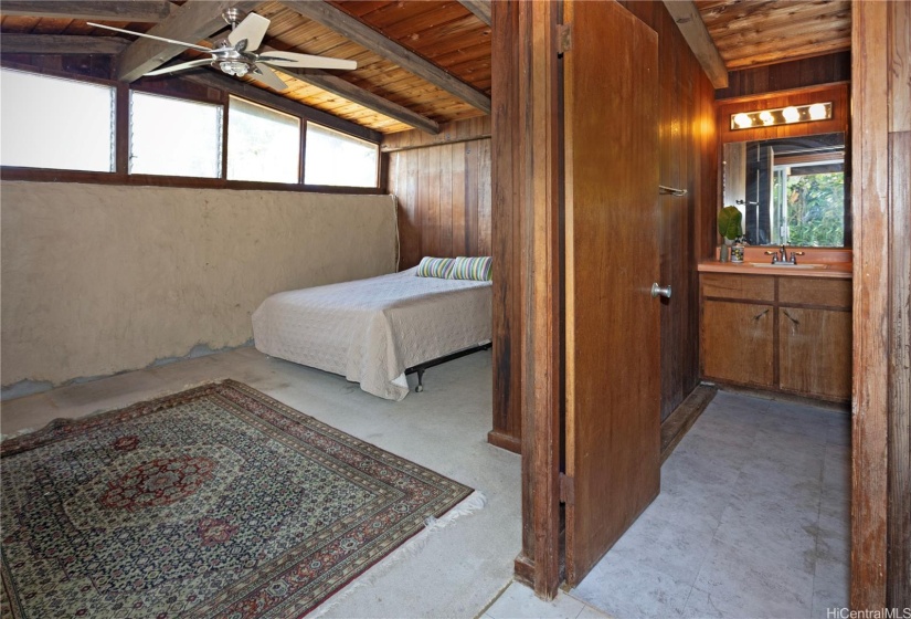 Detached Studio with bath.