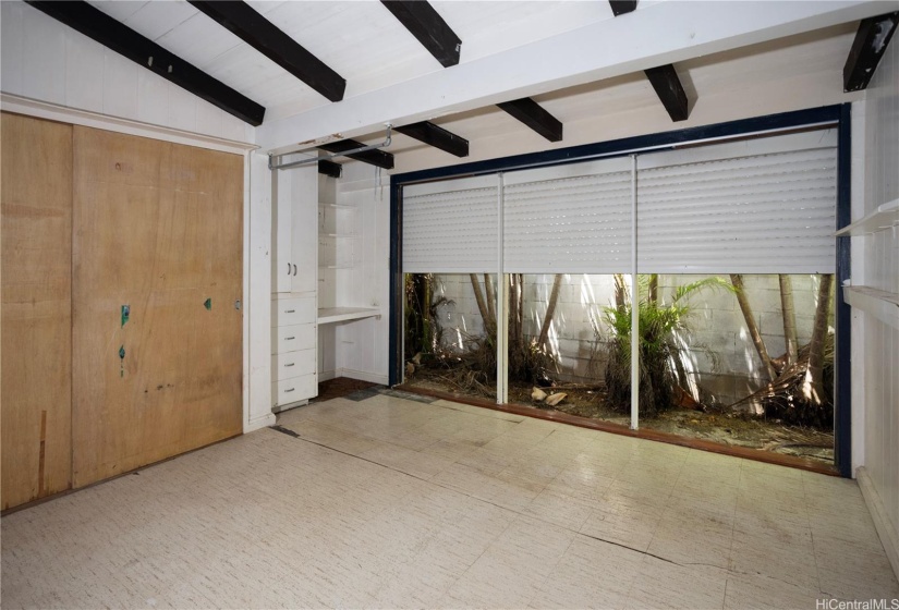 1/5 bedrooms with a hurricane door.