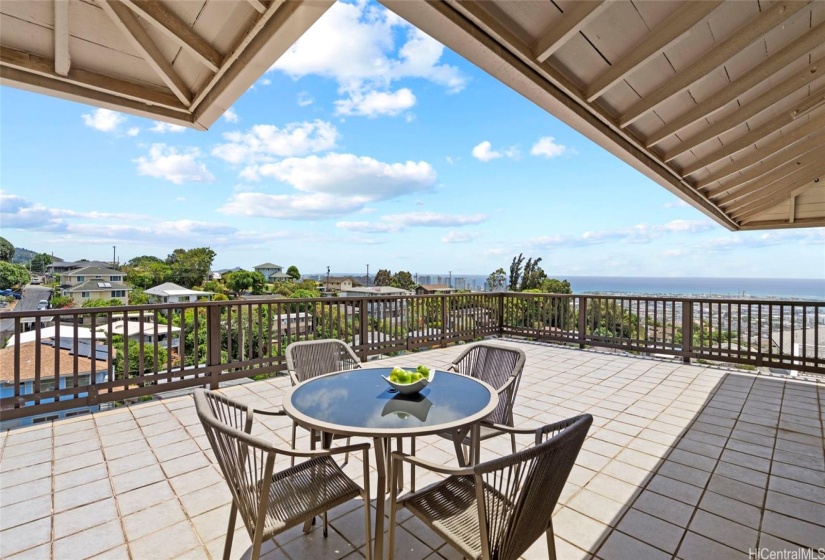 Open deck with views over Alewa Heights and Honolulu Harbor