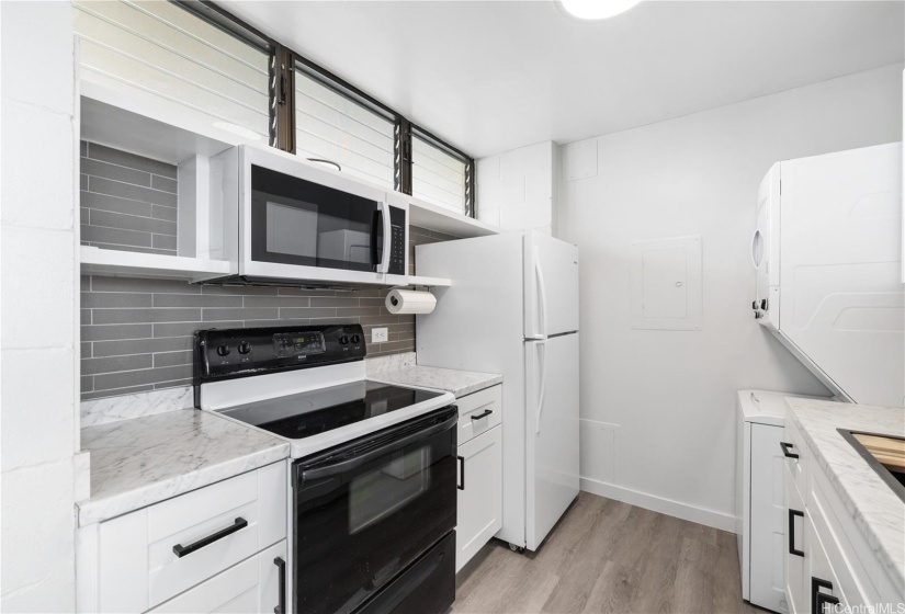 Kitchen also features washer and dryer