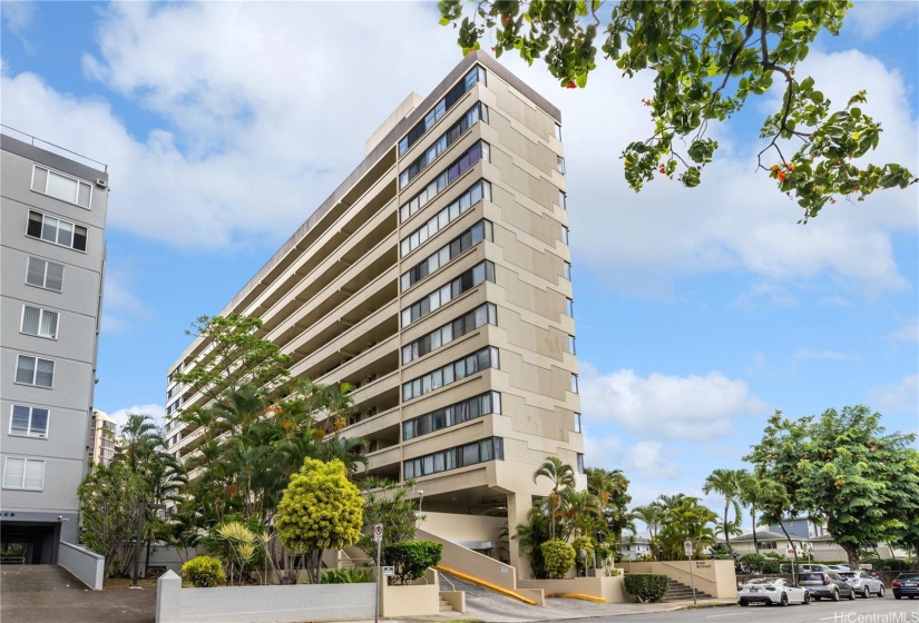 1040 Kinau is conveniently located minutes away from Kakaako, Ala Moana Shopping Center and Safeway!