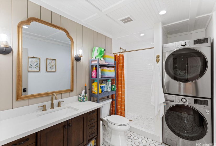 Main floor full bath with interior laundry