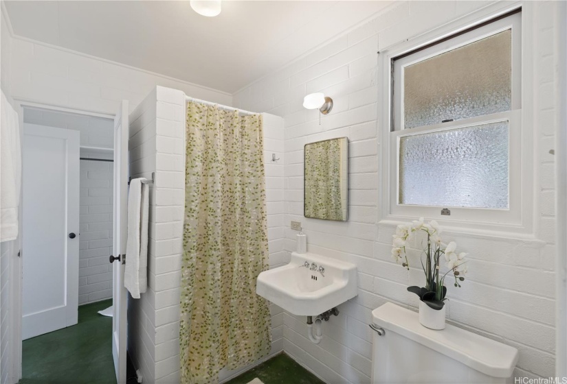 upstairs Jack+Jill bathroom, located between the upstairs Guest Bedrooms