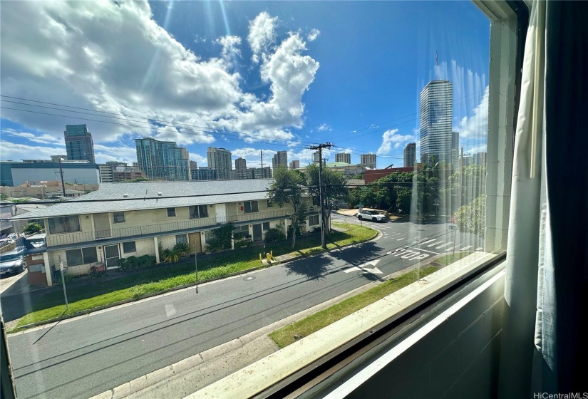 View from the living room window. Near the bus line, shops and eateries.