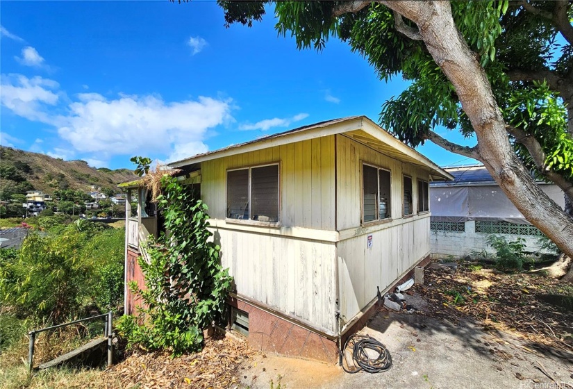 Front of the property left side on Iaukea St.