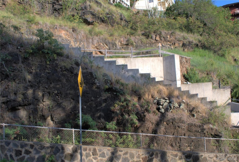 Hawaii hillside living can be yours.