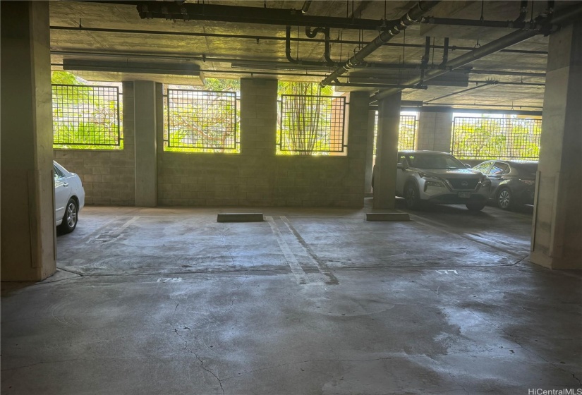 Side by side parking, protected on both sides by concrete pillars