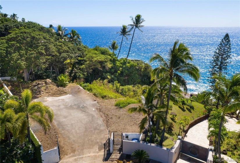 Flat driveway/entry plateau at street level for easy entrance to your future residence.