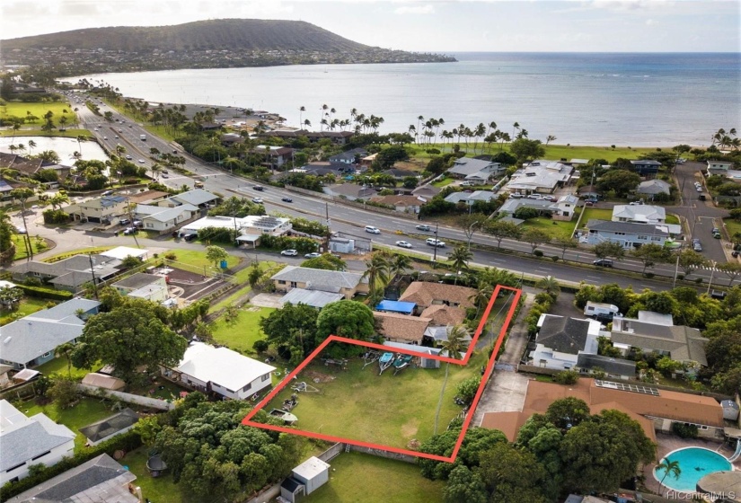 Another view toward Maunalua Bay with the property outlined in red, notating the driveway from May Way.