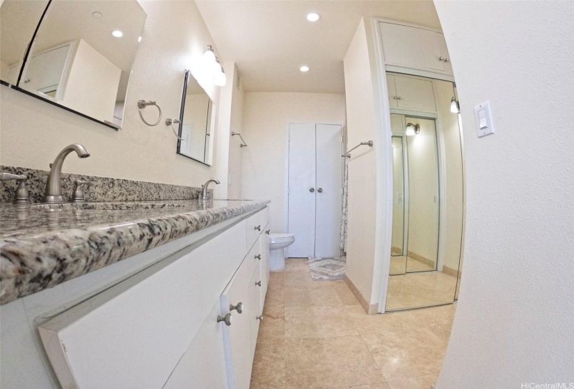 Ensuite primary bath with dual sinks/closets