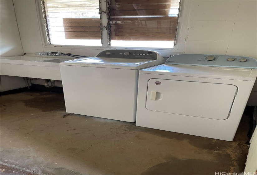 Laundry area under covered lanai