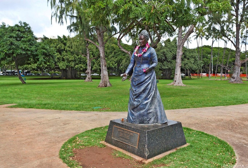 A life-size bronze of iconic Queen Kapi‘olani to whom the 300-acre Kapi‘olani Park was dedicated.by her husband, King Kalakaua.