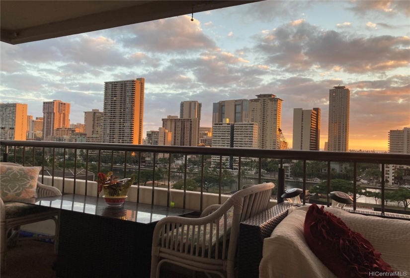 Dine outside to great WAIKIKI SKYLINE