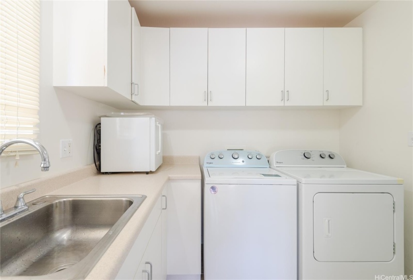 Attached unit full kitchen with washer/dryer