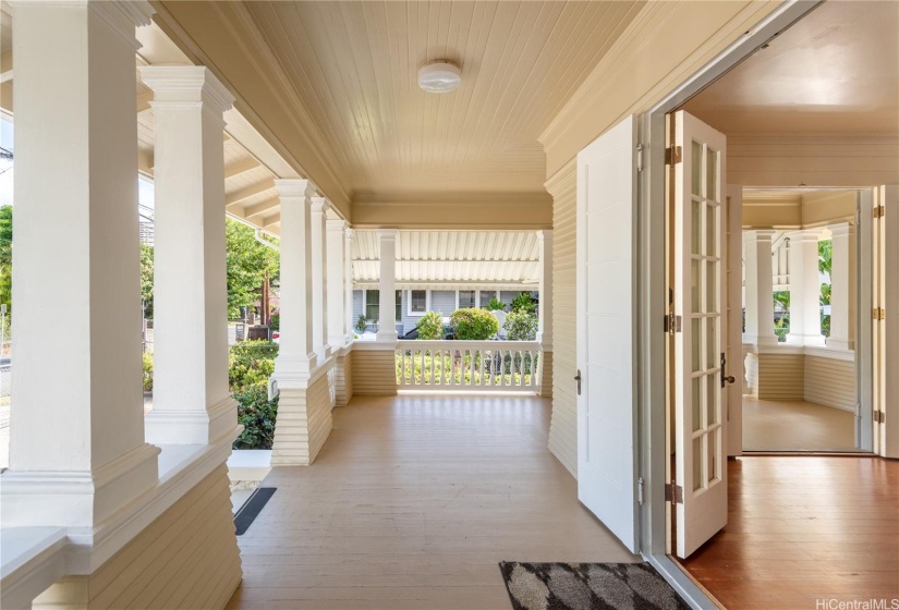 L-shaped patio (opens to front and side of the living room)