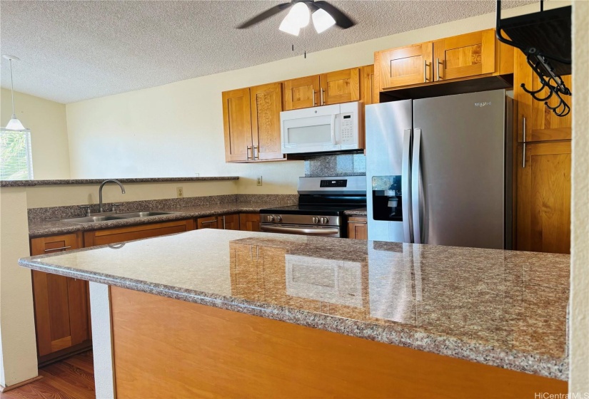 Gorgeous granite countertop ! So easy to maintain and clean !