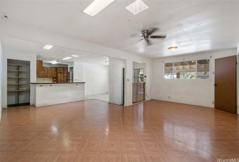 Oversized living area, dining and bonus room