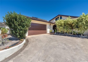 Come home to the highly-desired Lakeside neighborhood, nestled between Moanalua Valley and Salt Lake. Lots of long-time owners who were drawn here in the 80s as they understood how urban Honolulu was developing.