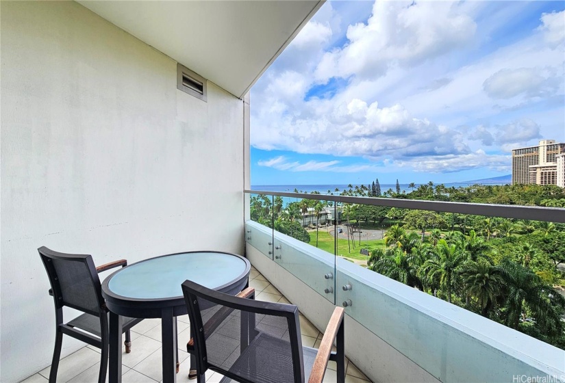 Perfect spot to enjoy the unforgettable Hawaiian Sunset and the fireworks. It is so peaceful to see greenery from this height.