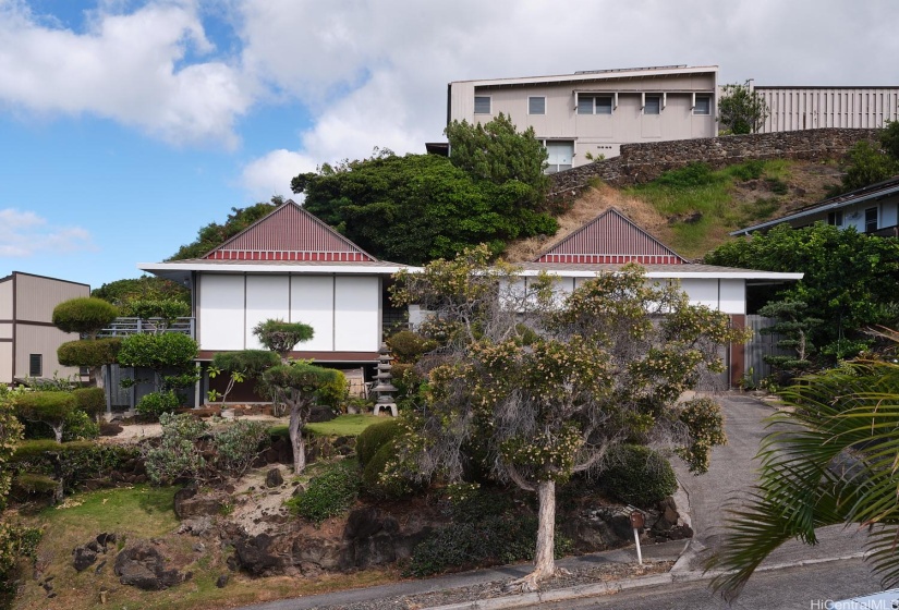 Mid-Century style with lovely gardens.