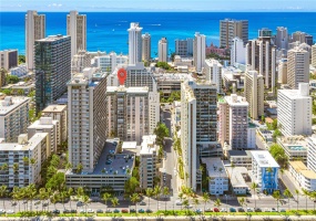 Great location near shopping, dining, and the beach