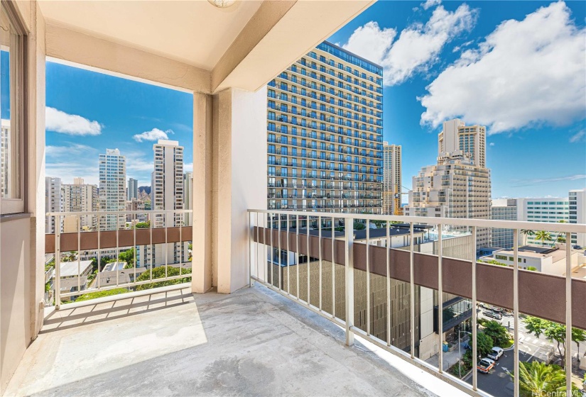 Wonderful tradewinds from this Diamond Head corner unit