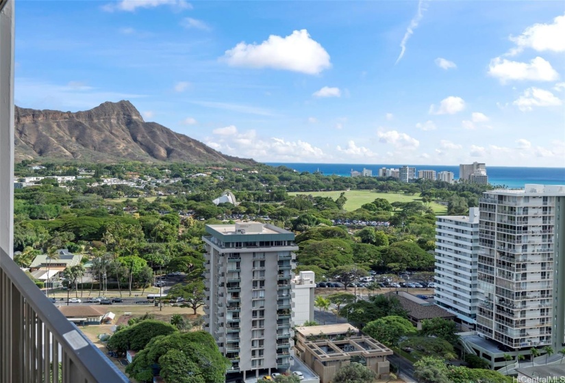 Relax and take in the Ocean, Diamond Head and Kapiolani Park views from the covered lanai.