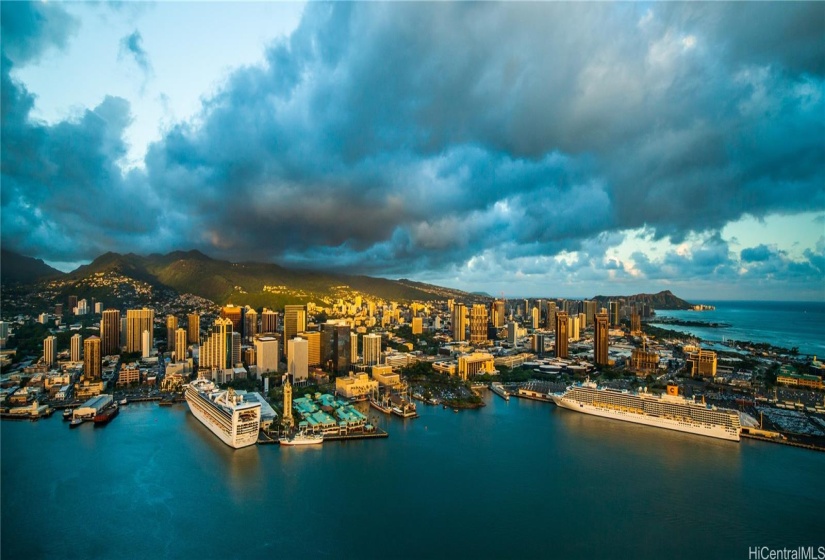 Honolulu Skyline: Downtown in West, Diamond Head in East