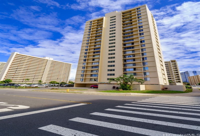 Lakeside West is a well-managed and maintained building.  Currently has 100% replacement value hurricane insurance coverage, no assessments, and no litigation - not very common in the current condo market!