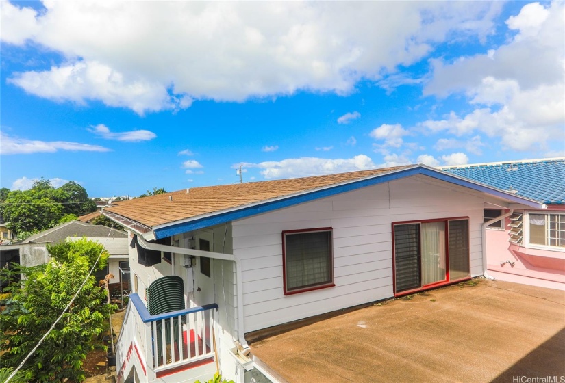 Upstairs 3/1 unit, newer roof and gutters