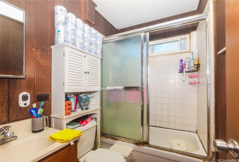 Bathroom w/walk-in shower