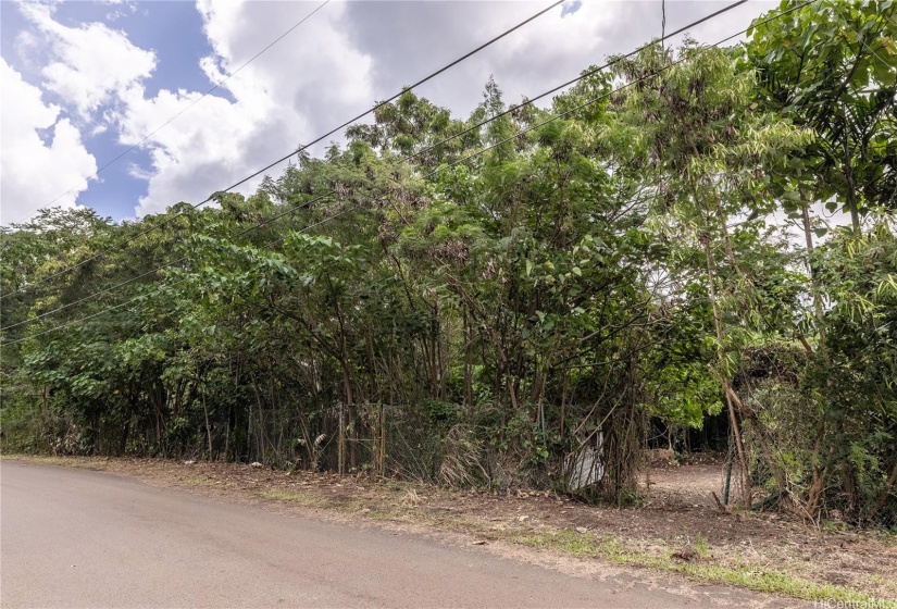 Main entry point off of Mapumapu road showing tothe right. Do not enter through the gate near themailboxes.lot, nearby neighboring ti leaf farm.