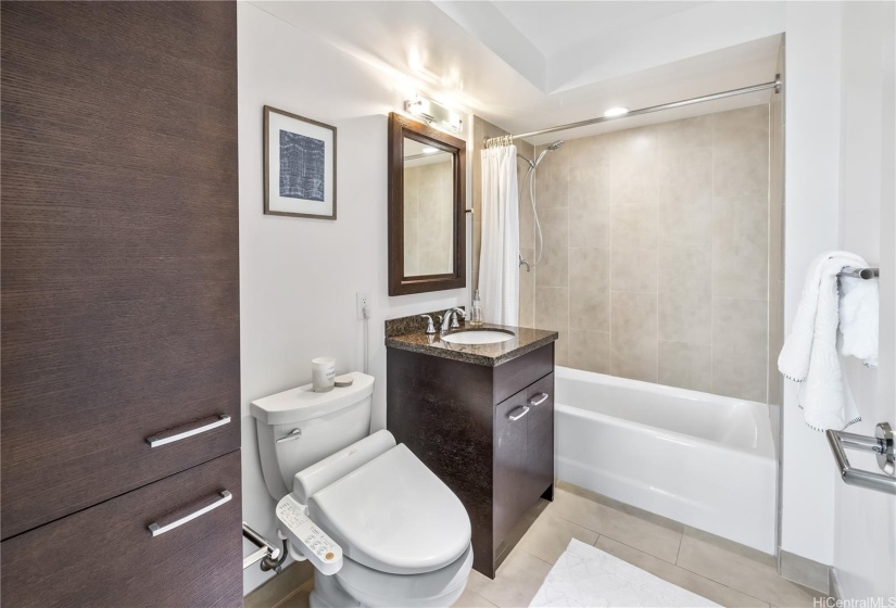 En-suite guest bathroom with Washlet!