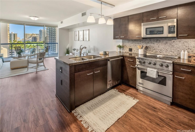 Open kitchen with Viking appliances!