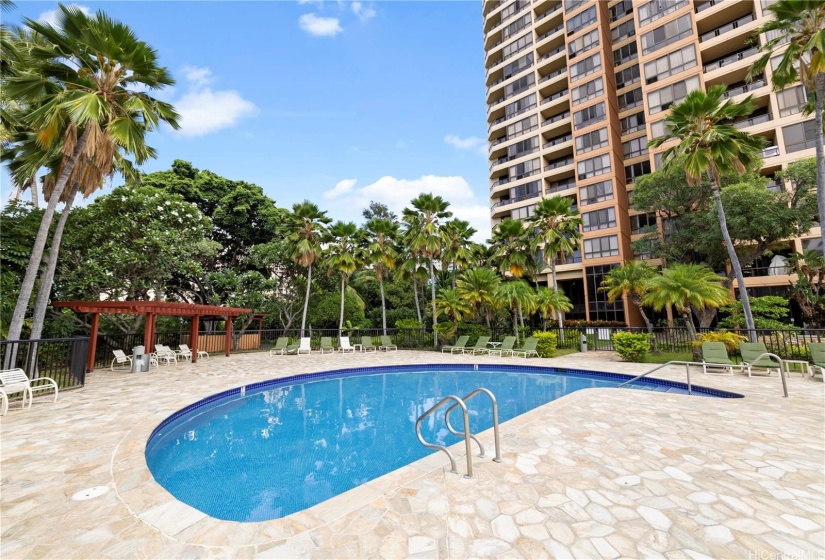 A refreshing pool ideal for relaxation and enjoying sunny days!