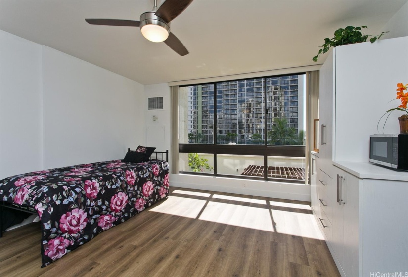 2ND LIVINGAREA VIEW WITH TWIN BED ON THE LEFT.